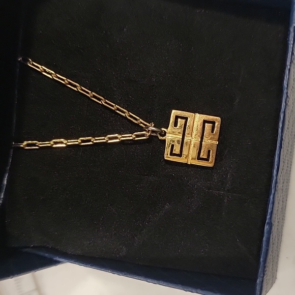 Bundle AUTHENTIC GIVENCHY GOLD PLATED Necklace free Cosmetic case - Picture 9 of 9